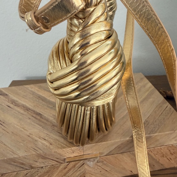 Elegant Gold Women's Bag - Picture 2 of 3